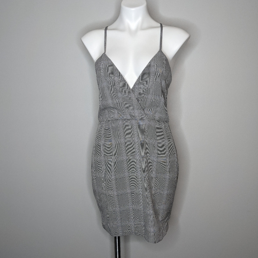 ✨3/$15 By The Way grey white v neck dress L